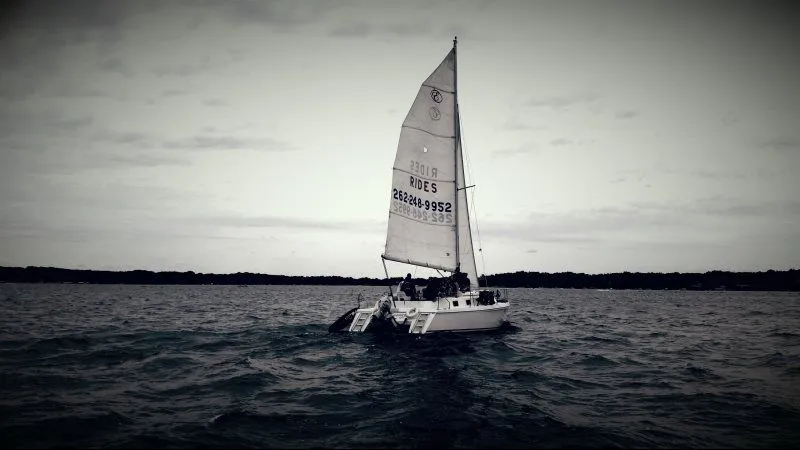 c55812d2-dcce-4644-a4b7-334f2fd3451b_l a small boat in a body of water